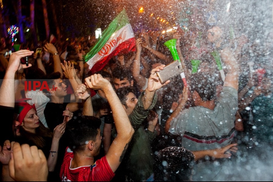   شادی مردم ایران پس از برتری تیم‌ملی فوتبال مقابل مراکش