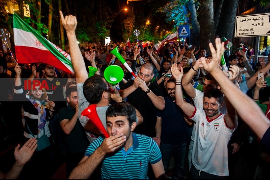   شادی مردم ایران پس از برتری تیم‌ملی فوتبال مقابل مراکش