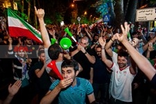   شادی مردم ایران پس از برتری تیم‌ملی فوتبال مقابل مراکش