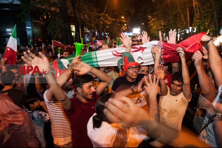   شادی مردم ایران پس از برتری تیم‌ملی فوتبال مقابل مراکش