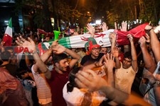   شادی مردم ایران پس از برتری تیم‌ملی فوتبال مقابل مراکش