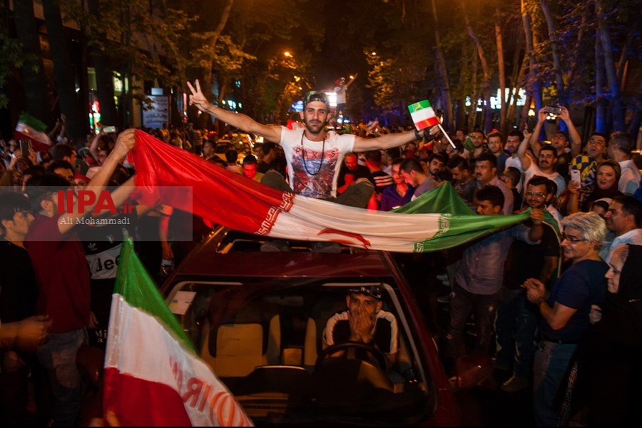   شادی مردم ایران پس از برتری تیم‌ملی فوتبال مقابل مراکش