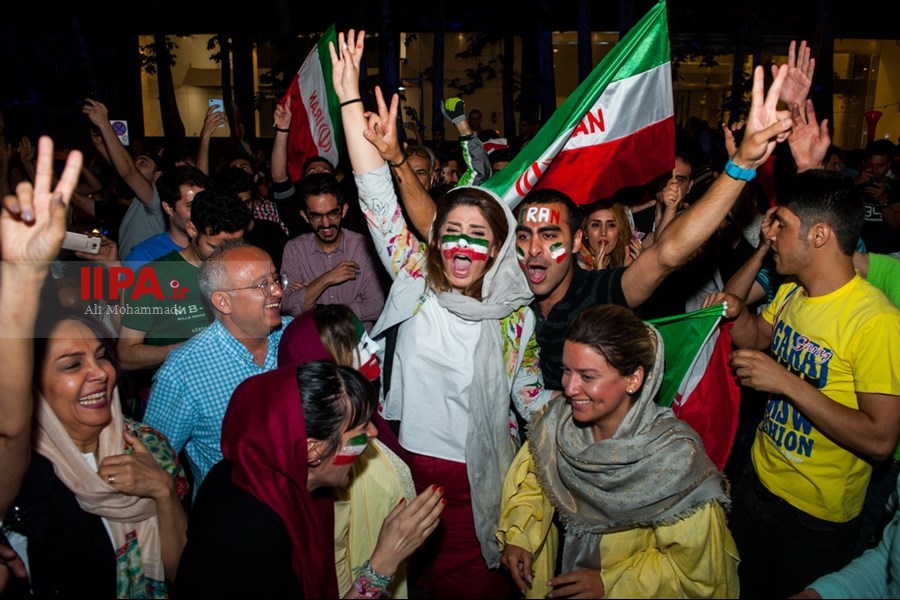   شادی مردم ایران پس از برتری تیم‌ملی فوتبال مقابل مراکش