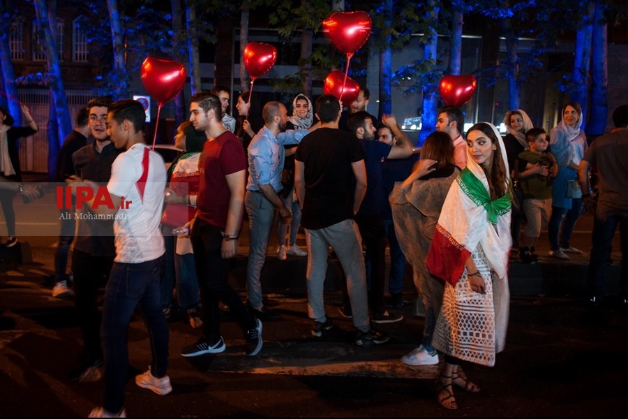   شادی مردم ایران پس از برتری تیم‌ملی فوتبال مقابل مراکش