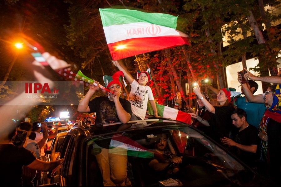   شادی مردم ایران پس از برتری تیم‌ملی فوتبال مقابل مراکش