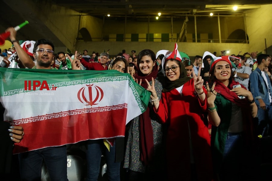   تماشای بازی فوتبال ایران و اسپانیا در استادیوم آزادی