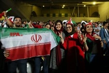   تماشای بازی فوتبال ایران و اسپانیا در استادیوم آزادی