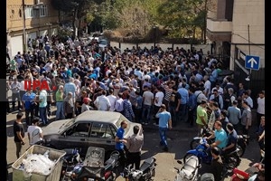 مردم  در بازار ارز تهران