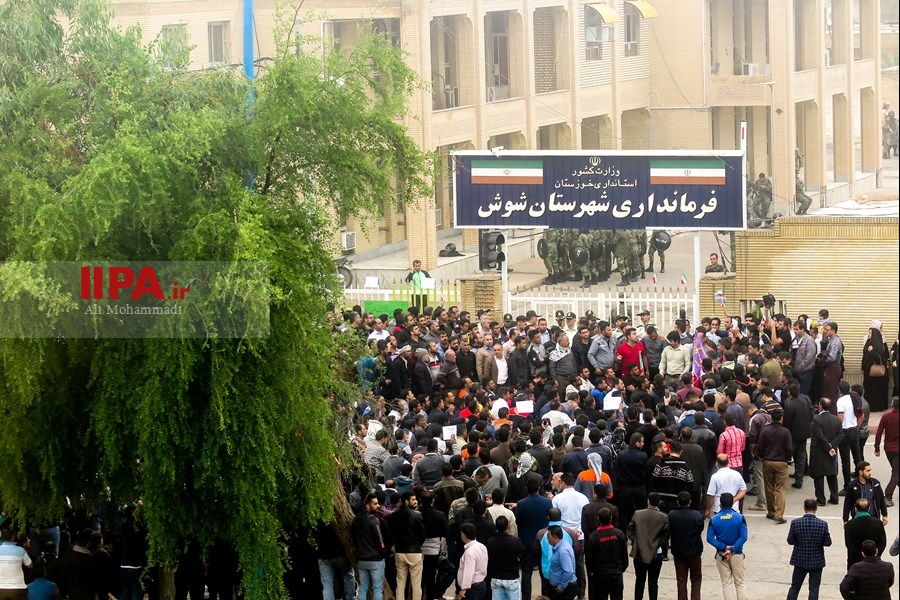   تجمع کارگران نیشکر هفت تپه مقابل فرمانداری شوش