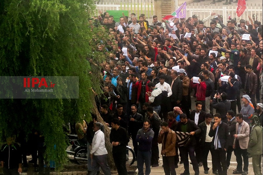   تجمع کارگران نیشکر هفت تپه مقابل فرمانداری شوش