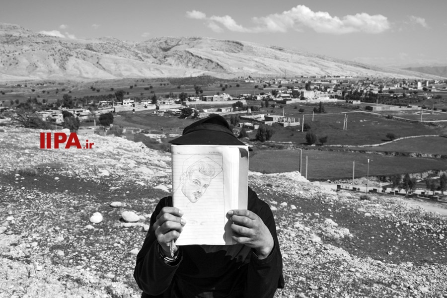 دختری در روستای قلعه خواجه به همراه دوستش هر روز مسافتی طولانی را تا مدرسه خود طی می کنن؛ آنها 16 ساله هستند و با باور قدیمی و سنتی پدر و مادرو برادرهای خود هر روز دچار مشکل می شوند.