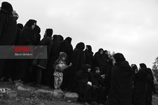 پسربچه ای بنام عادل هنگام بازی با دوستانش به رودخانه افتاده و جان خود را از دست می دهد. اینجا دختران برای فردا و زنان برای امروز خویش سوگواری می کنند؛ برای کودکی کور شده ی خویش.