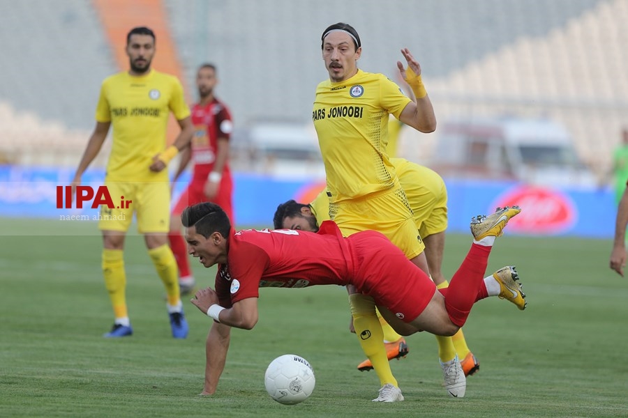 دیدار تیم‌های فوتبال پرسپولیس و پارس جنوبی  تیم فوتبال پرسپولیس در نخستین دیدار نوزدهمین دوره لیگ برتر برابر پارس جنوبی به برتری یک بر صفر رسید