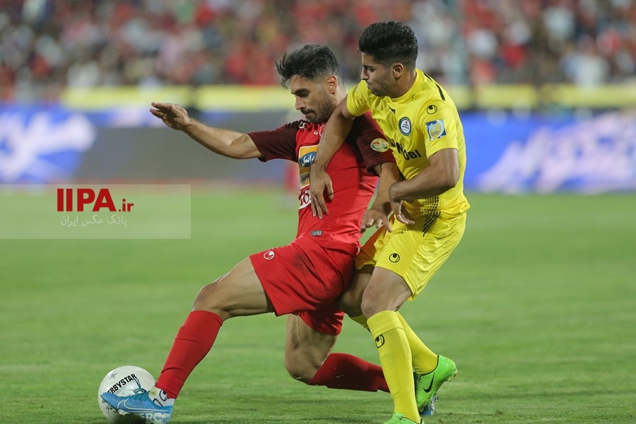 دیدار تیم‌های فوتبال پرسپولیس و پارس جنوبی  تیم فوتبال پرسپولیس در نخستین دیدار نوزدهمین دوره لیگ برتر برابر پارس جنوبی به برتری یک بر صفر رسید