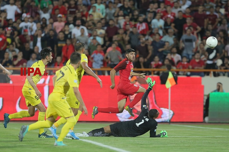 دیدار تیم‌های فوتبال پرسپولیس و پارس جنوبی  تیم فوتبال پرسپولیس در نخستین دیدار نوزدهمین دوره لیگ برتر برابر پارس جنوبی به برتری یک بر صفر رسید