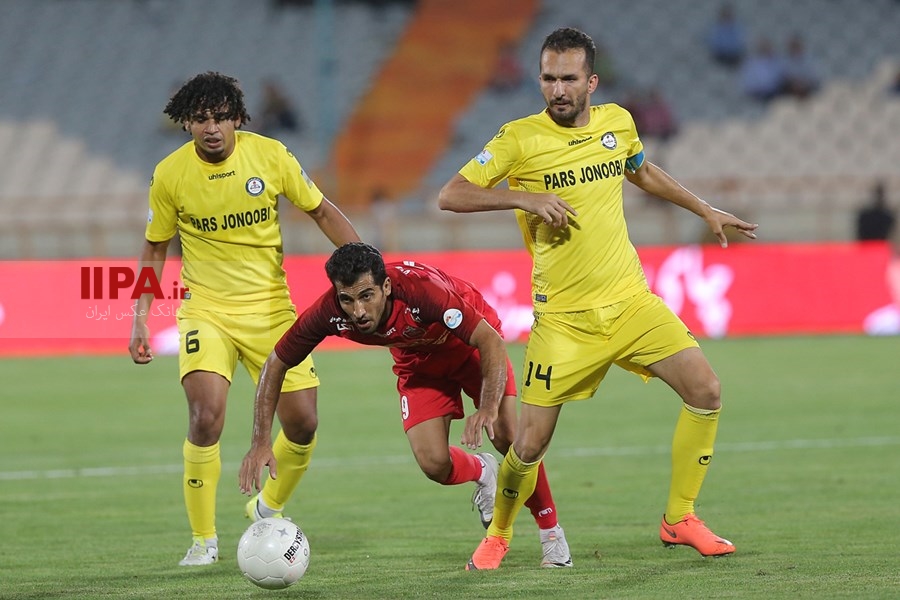 دیدار تیم‌های فوتبال پرسپولیس و پارس جنوبی  تیم فوتبال پرسپولیس در نخستین دیدار نوزدهمین دوره لیگ برتر برابر پارس جنوبی به برتری یک بر صفر رسید