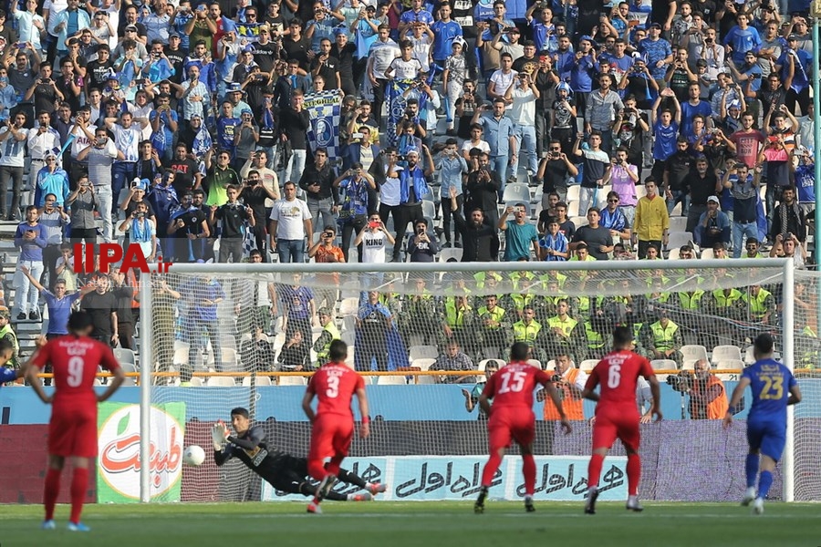   دیدار تیم های فوتبال استقلال و پرسپولیس