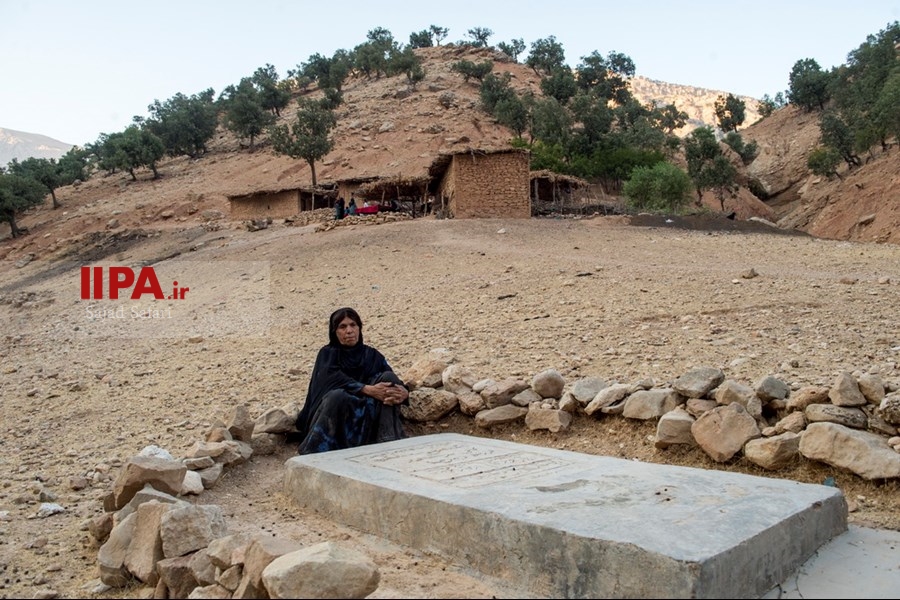 "گل بانو" بر قبر دخترش "کافی" فاتحه می خواند.