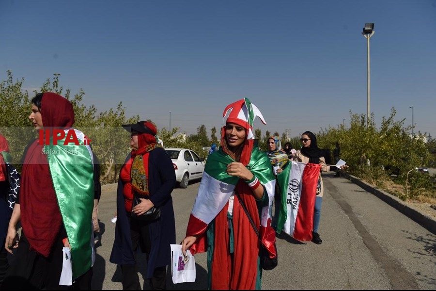   ورود تماشاگران زن به ورزشگاه آزادی