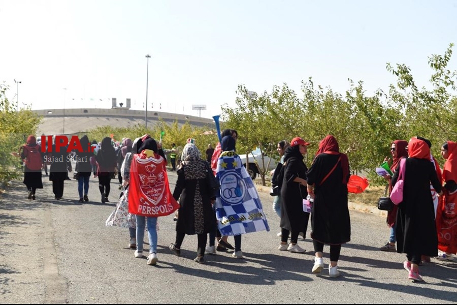   ورود تماشاگران زن به ورزشگاه آزادی