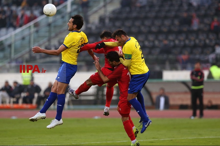   دیدار تیم های فوتبال پرسپولیس و نفت مسجد سلیمان