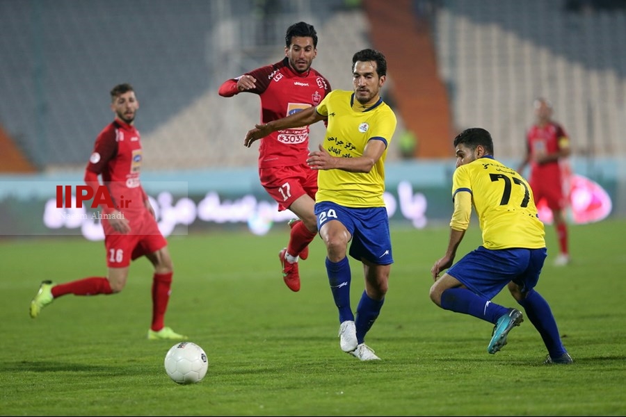   دیدار تیم های فوتبال پرسپولیس و نفت مسجد سلیمان