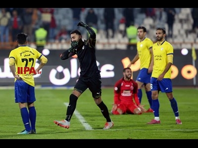 دیدار تیم های فوتبال پرسپولیس و نفت مسجد سلیمان
