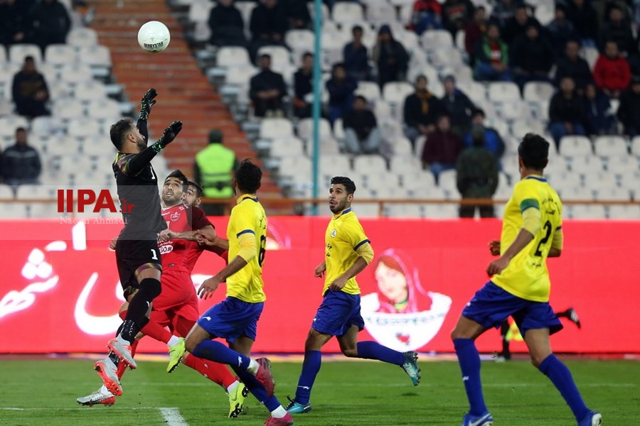   دیدار تیم های فوتبال پرسپولیس و نفت مسجد سلیمان