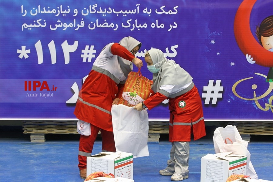   آماده‌سازی بسته های معیشتی و بهداشتی در ورزشگاه آزادی