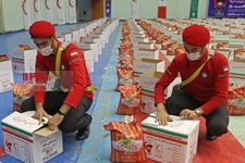  آماده‌سازی بسته های معیشتی و بهداشتی در ورزشگاه آزادی