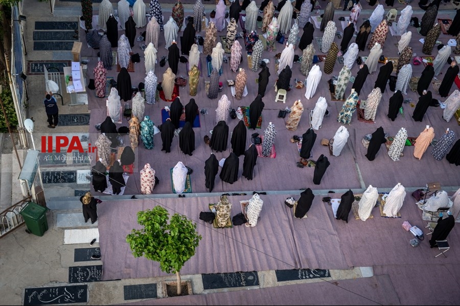   اقامه نماز عید سعید فطر در امامزاده پنج تن لویزان