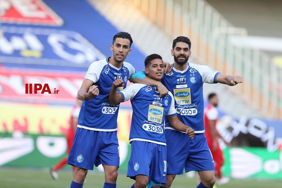   دیدار تیم های فوتبال پرسپولیس واستقلال