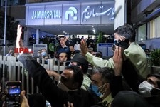   حال و هوای دوستداران استاد شجریان مقابل بیمارستان جم