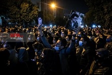   حال و هوای دوستداران استاد شجریان مقابل بیمارستان جم