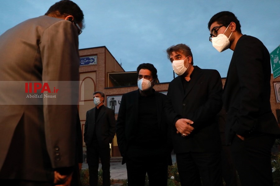   اقامه نماز بر پیکر  محمدرضا شجریان