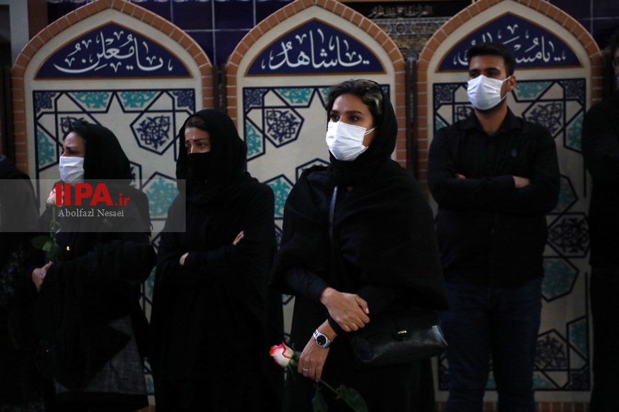   اقامه نماز بر پیکر  محمدرضا شجریان