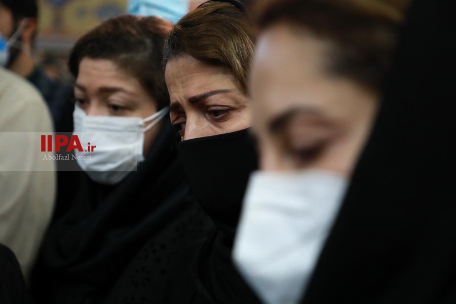   اقامه نماز بر پیکر  محمدرضا شجریان