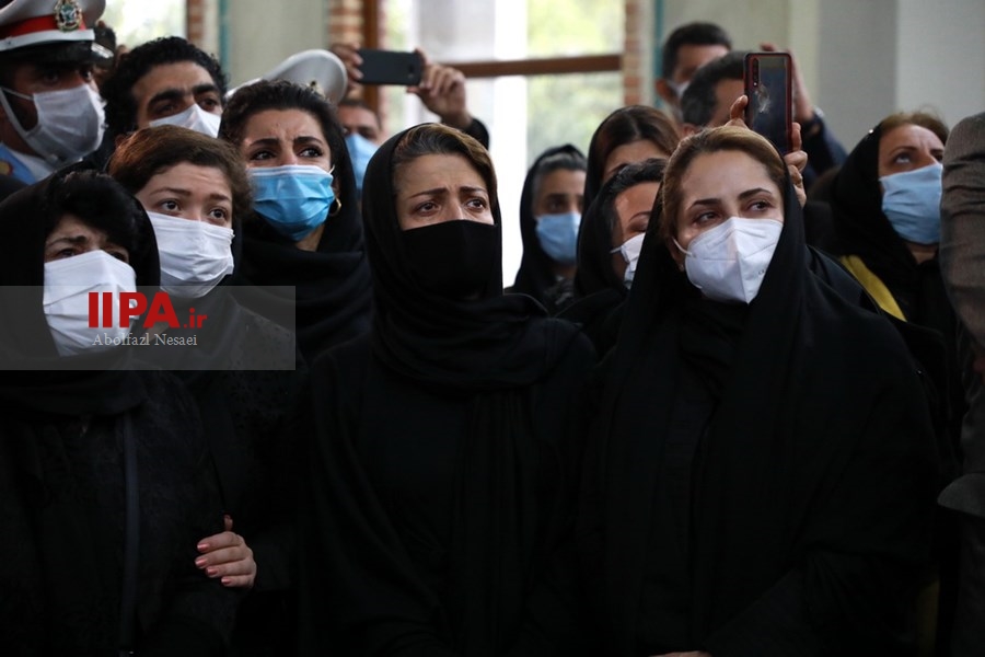  اقامه نماز بر پیکر  محمدرضا شجریان