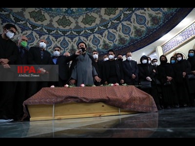 اقامه نماز بر پیکر  محمدرضا شجریان