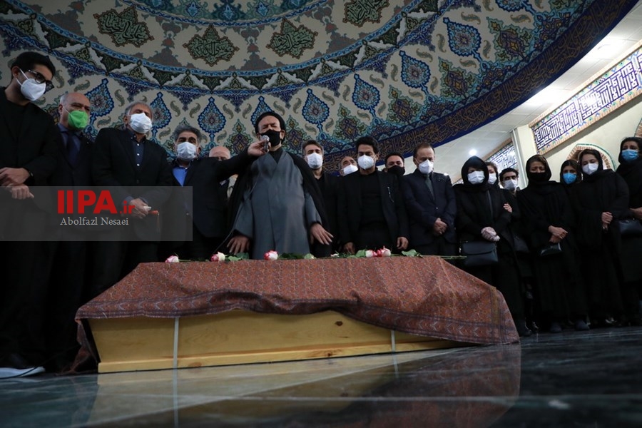   اقامه نماز بر پیکر  محمدرضا شجریان