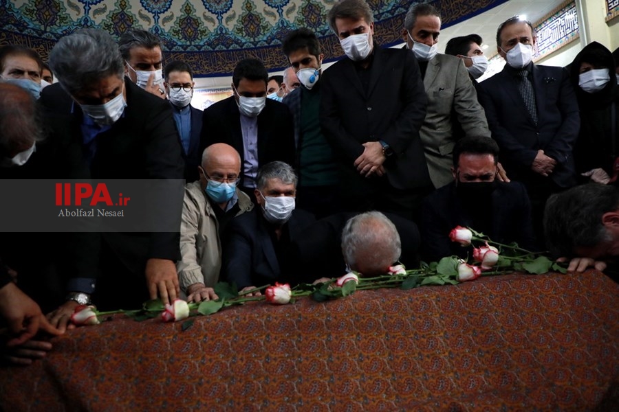   اقامه نماز بر پیکر  محمدرضا شجریان
