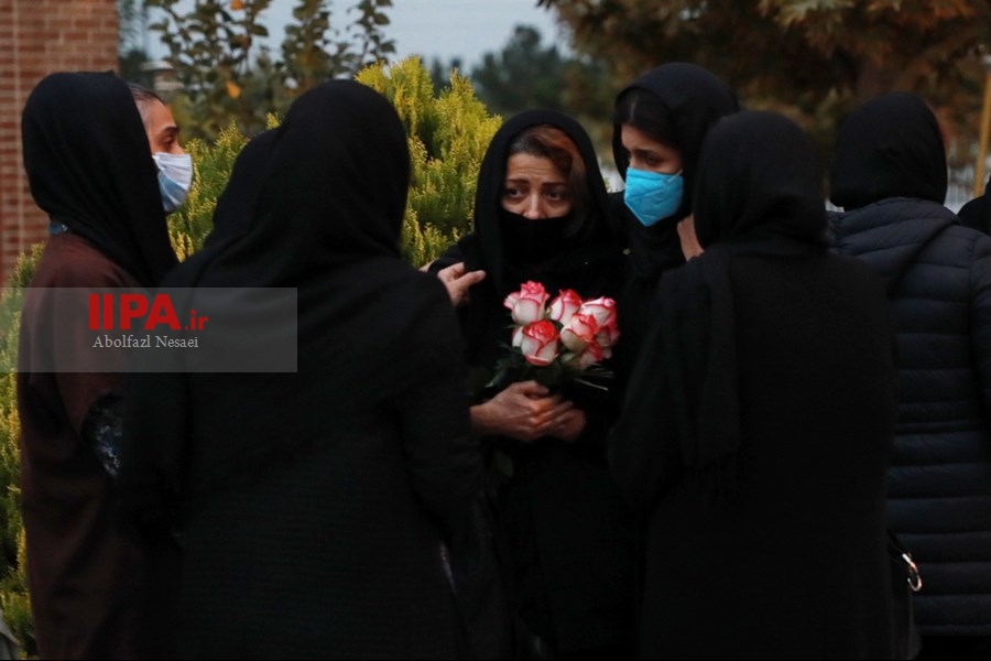   اقامه نماز بر پیکر  محمدرضا شجریان