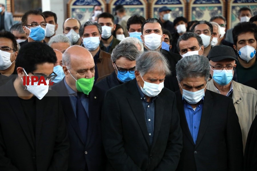   اقامه نماز بر پیکر  محمدرضا شجریان