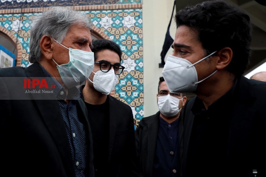  اقامه نماز بر پیکر  محمدرضا شجریان