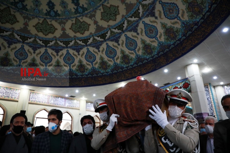   اقامه نماز بر پیکر  محمدرضا شجریان
