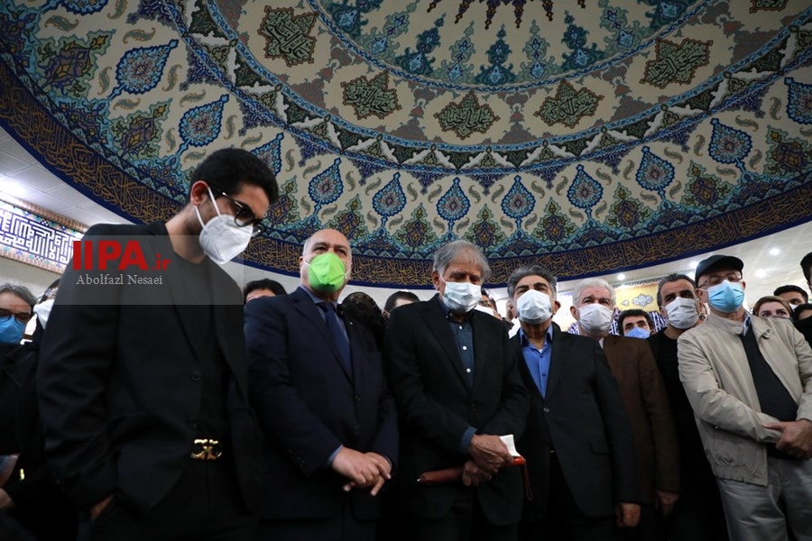   اقامه نماز بر پیکر  محمدرضا شجریان