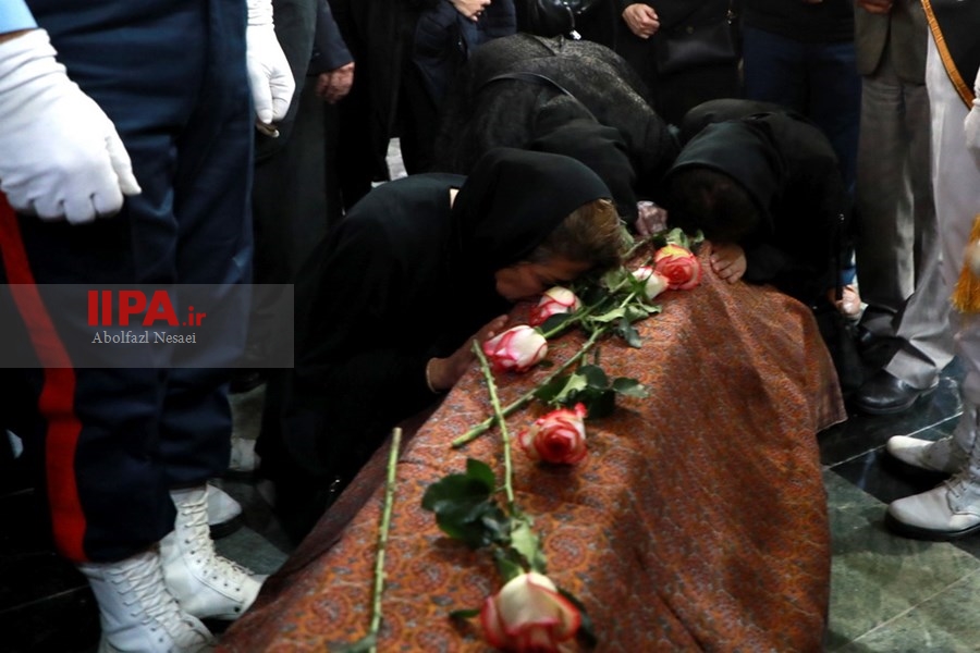   اقامه نماز بر پیکر  محمدرضا شجریان