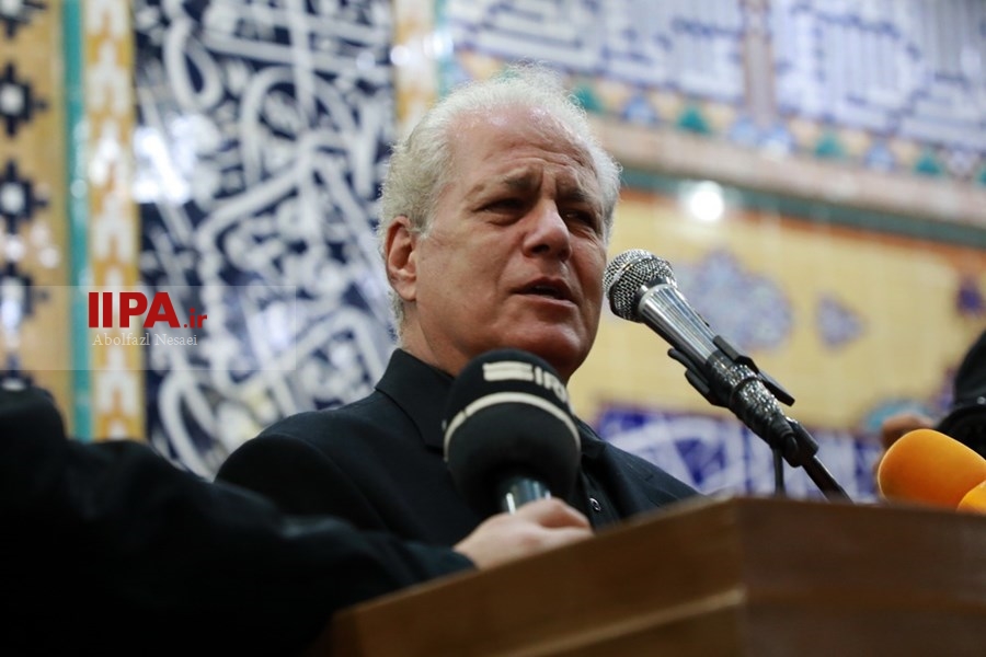   اقامه نماز بر پیکر  محمدرضا شجریان