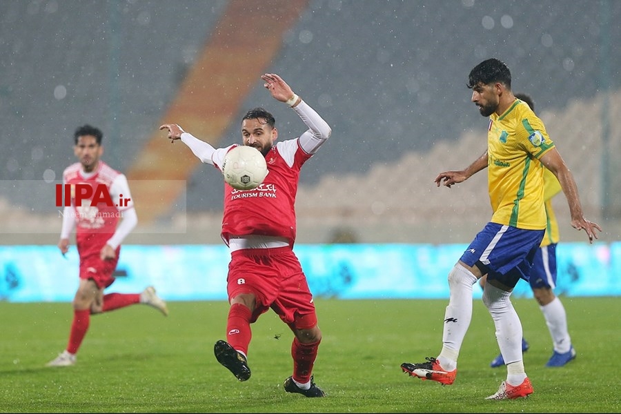   دیدار تیم های فوتبال پرسپولیس و نفت آبادان