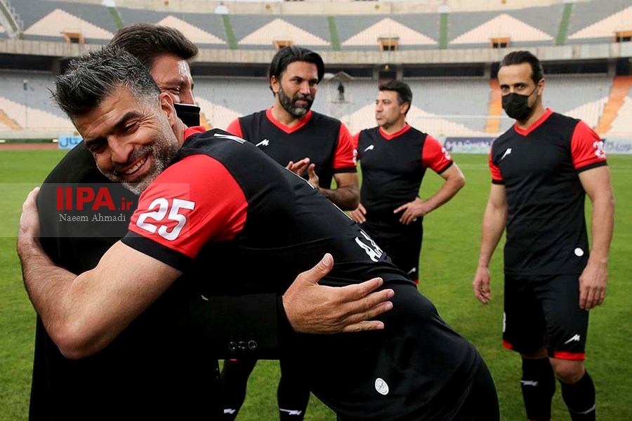   دیدار دوستانه تیم فوتبال ستارگان 98 با منتخب سرخابی ها